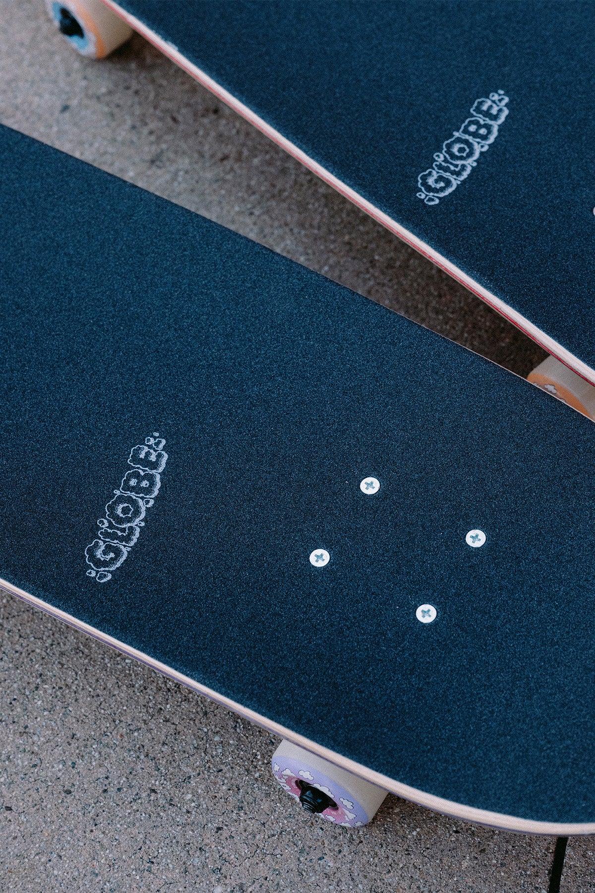 globe-kids-grip-95-mid-8-25-complete-skateboard-wide-peace-man image 4