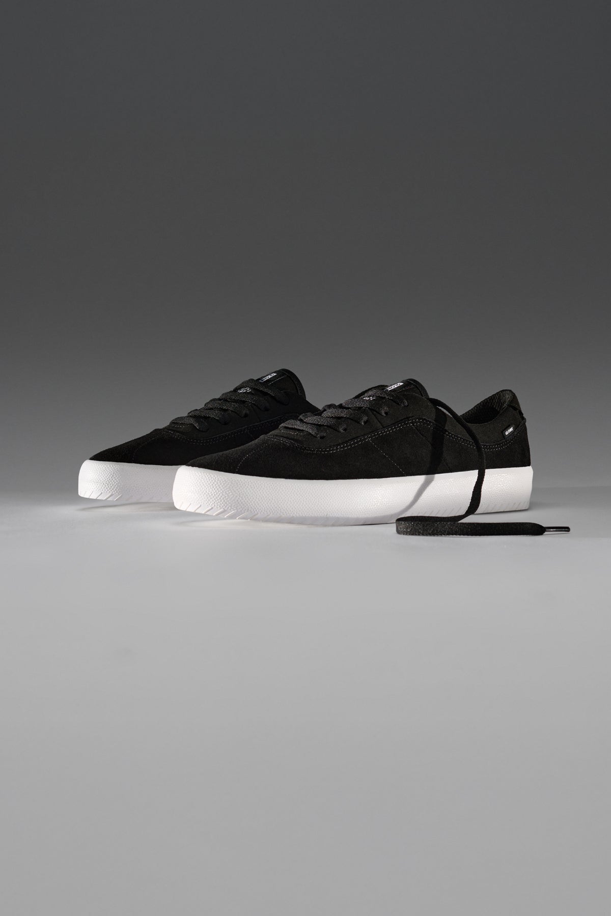 globe-melbek-black-white-suede-skate-schuh-mit-abriebfester-gummi-au-ensohle image 6