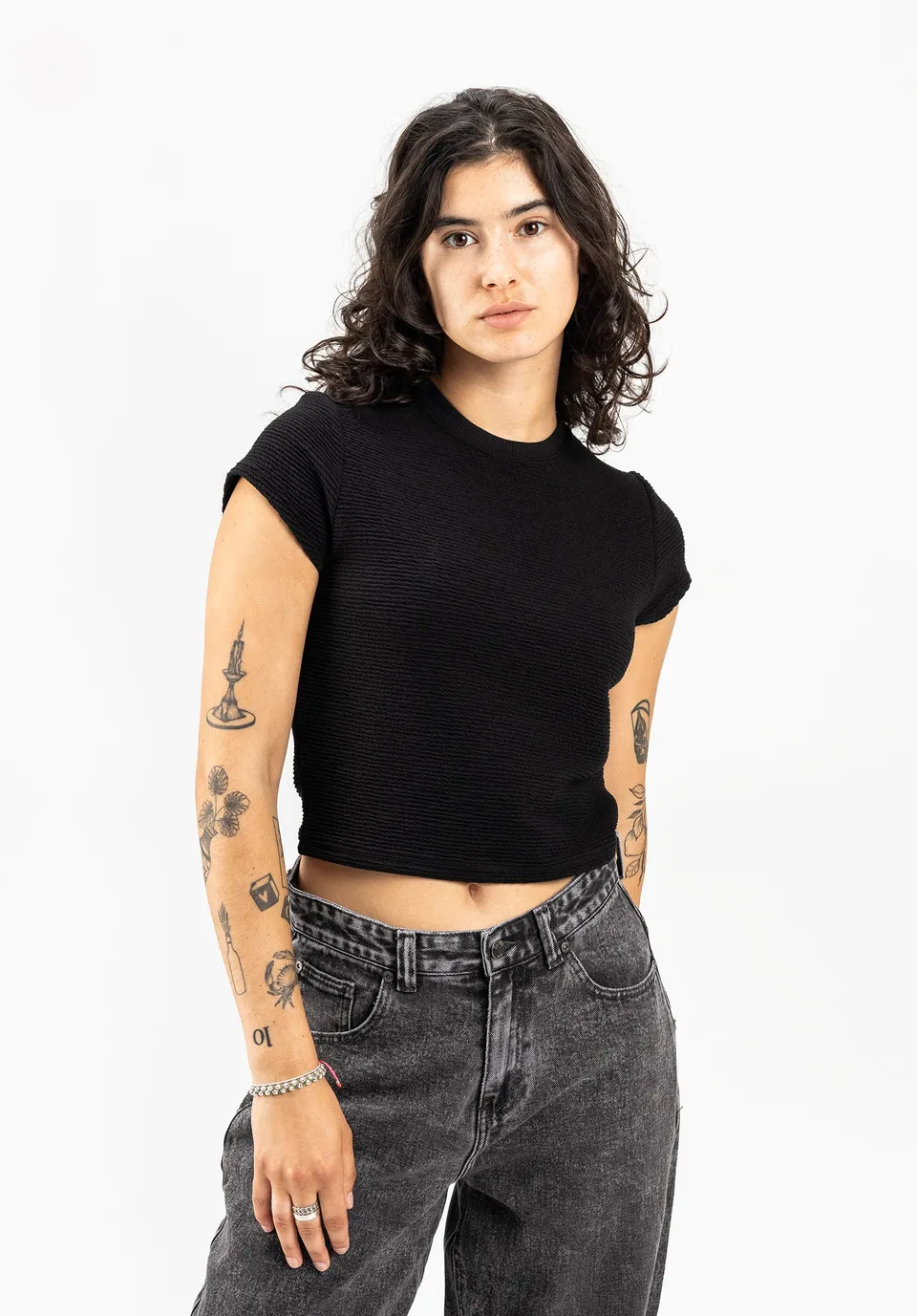 titus-vanna-t-shirt-cropped-slim-fit-mit-elastischer-crepe-struktur-und-rundhals image 1