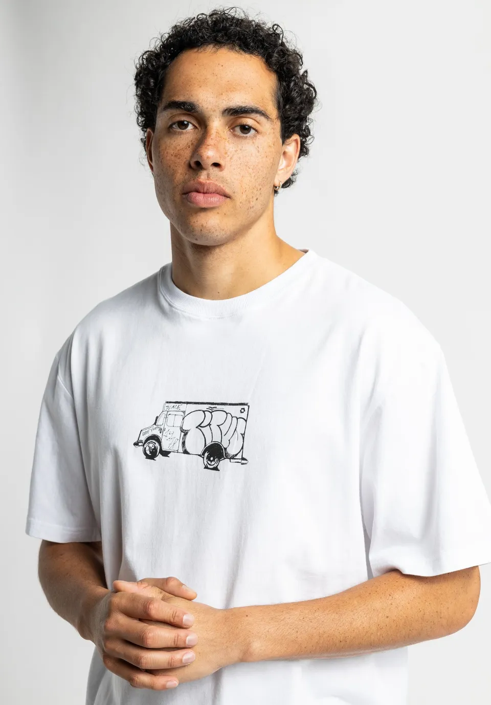 titus-lkw-t-shirt-oversize-shirt-mit-einzigartigem-truck-graffiti-print image 1