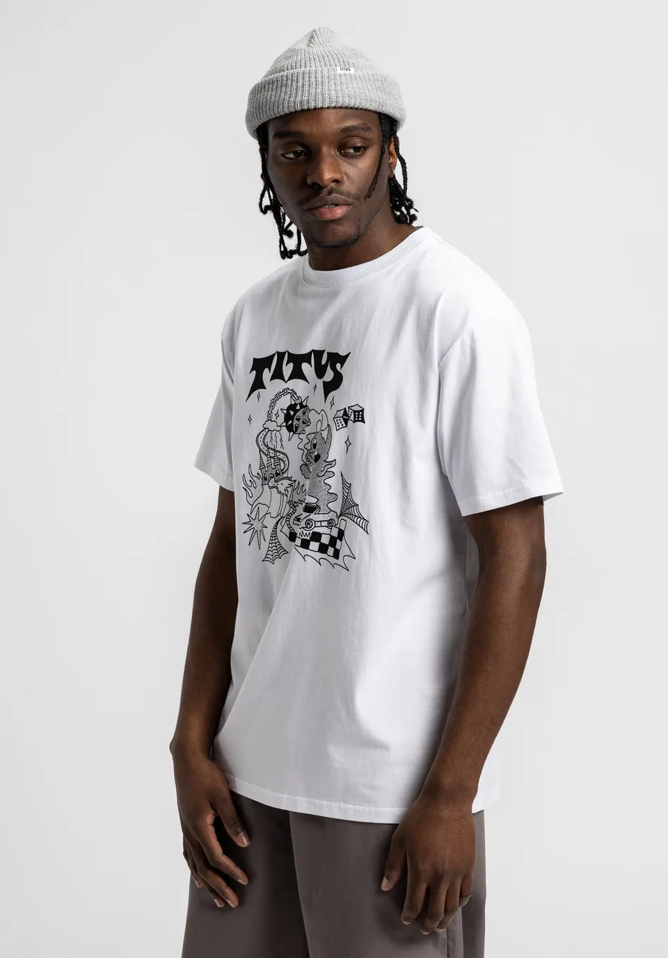 titus-devils-world-t-shirt-regular-fit-schwerer-baumwollstoff-mit-frontprint image 1