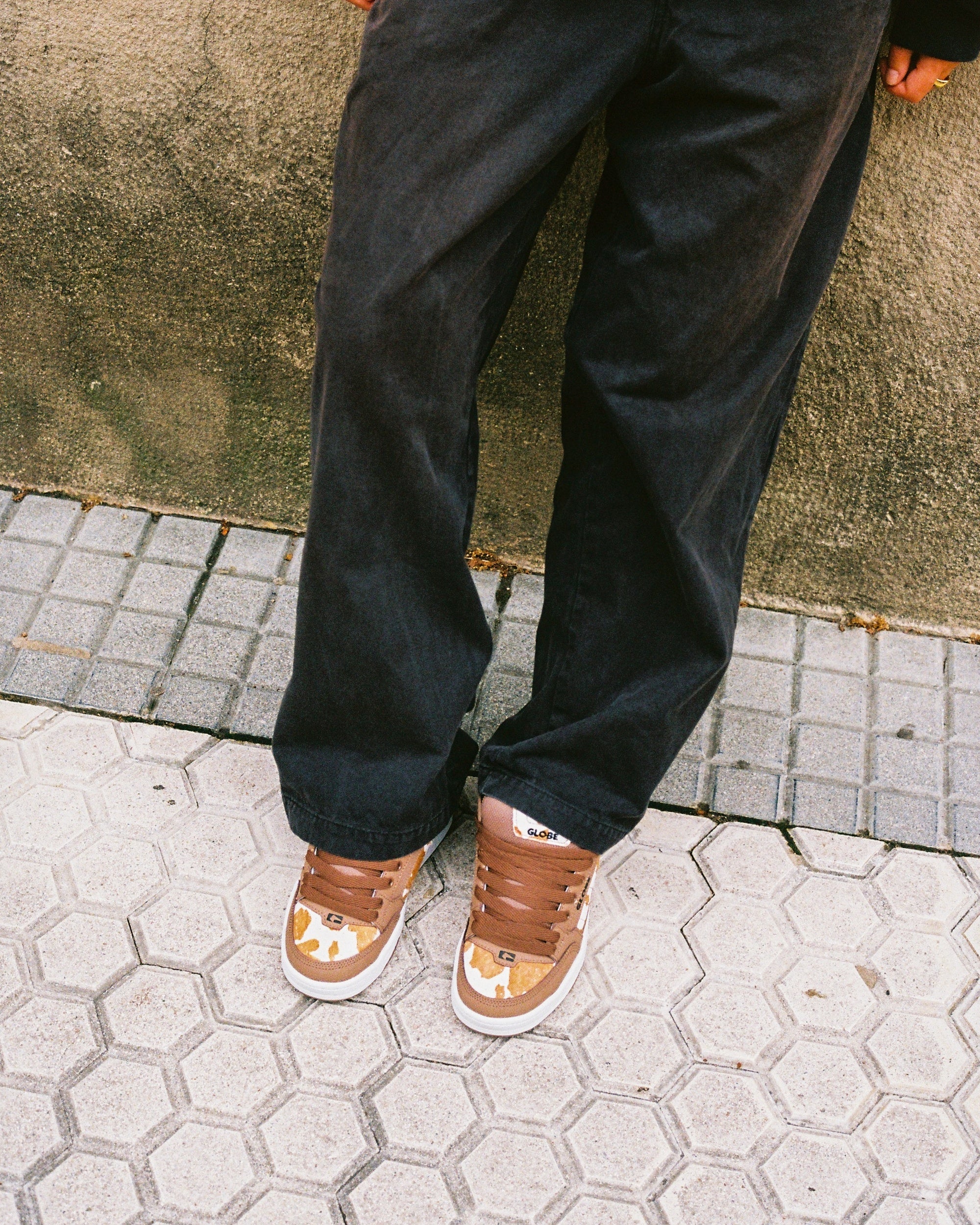 globe-tilt-skate-schuhe-brown-white-cow image 4