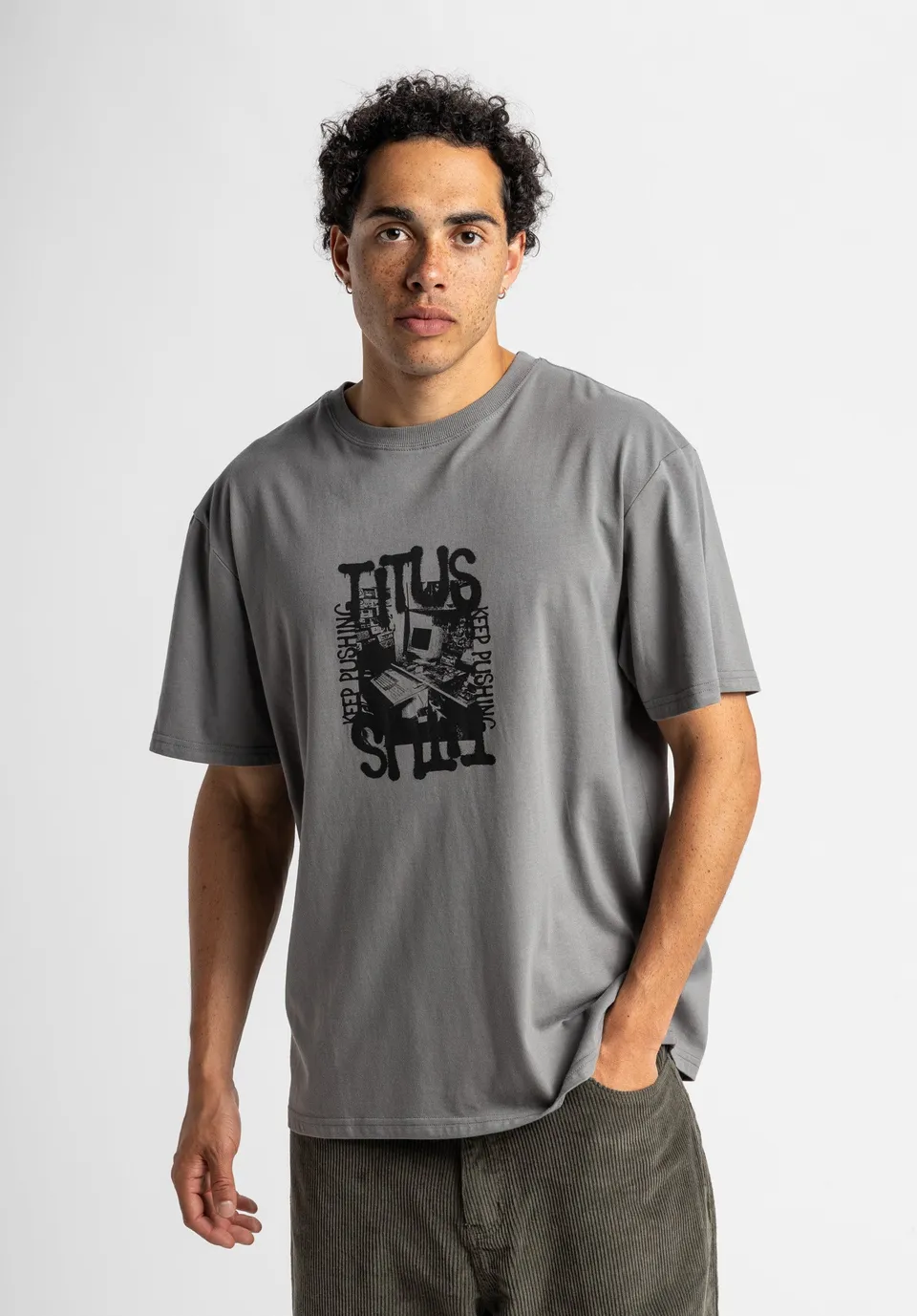 titus-josiah-t-shirt-oversize-cut-graffiti-frontprint-weiches-baumwoll-jersey image 1