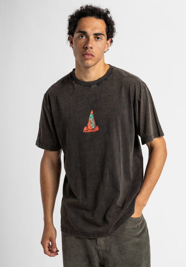 titus-pylone-shirt-regular-cut-t-shirt-mit-vintage-wash-und-traffic-cone-print-a image 2