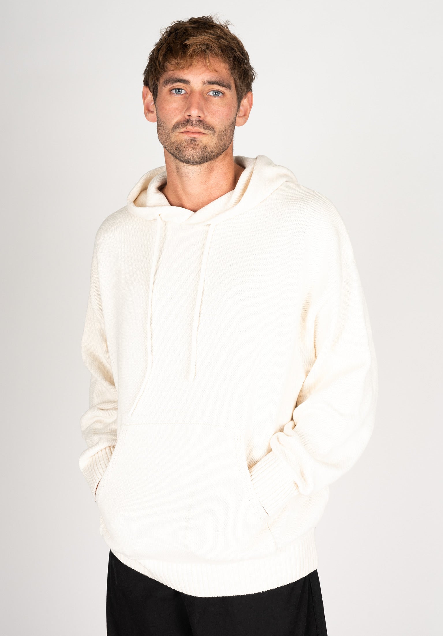 titus-olle-strick-hoodie-kapuzenpullover-aus-baumwoll-strick-mit-k-ngurutasche image 1