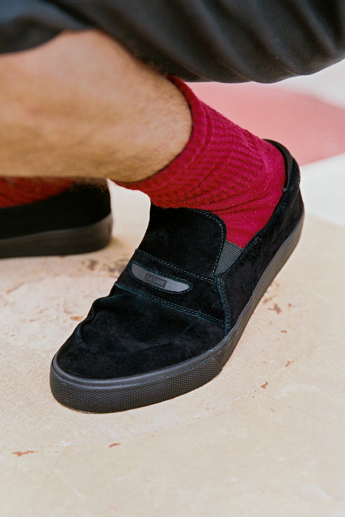 globe-liaizon-slip-on-skateschuh-black-suede-loafer-stil image 2