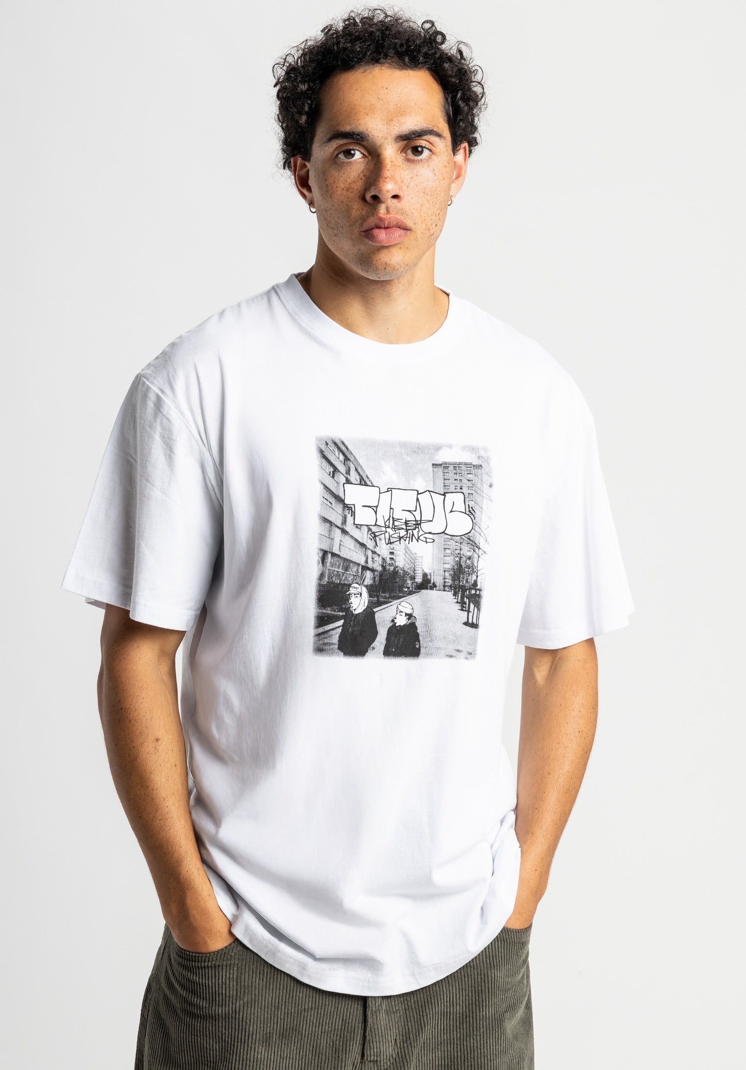 titus-hood-walk-t-shirt-oversize-cut-mit-brustprint image 1