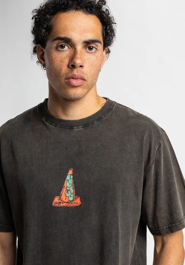 titus-pylone-shirt-regular-cut-t-shirt-mit-vintage-wash-und-traffic-cone-print-a image 1