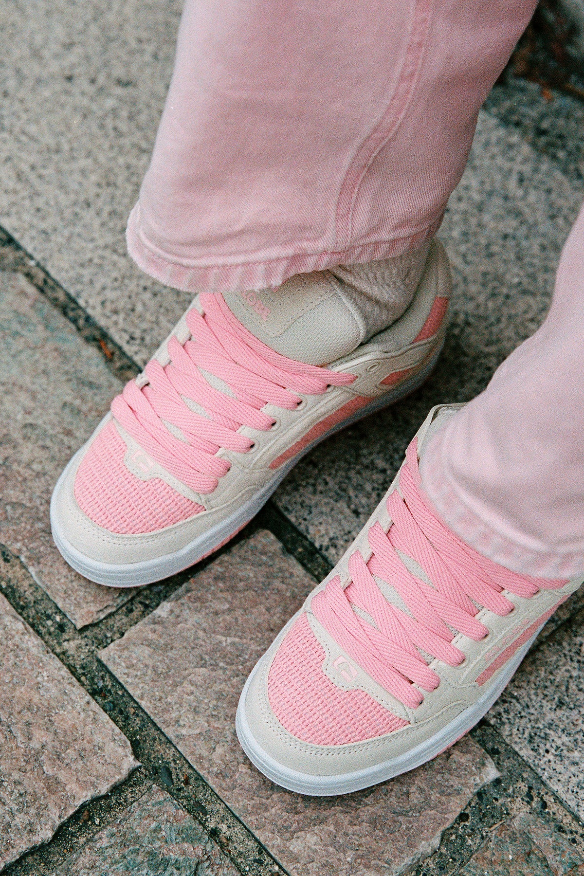 globe-tilt-antique-white-pink-skate-schuhe image 2