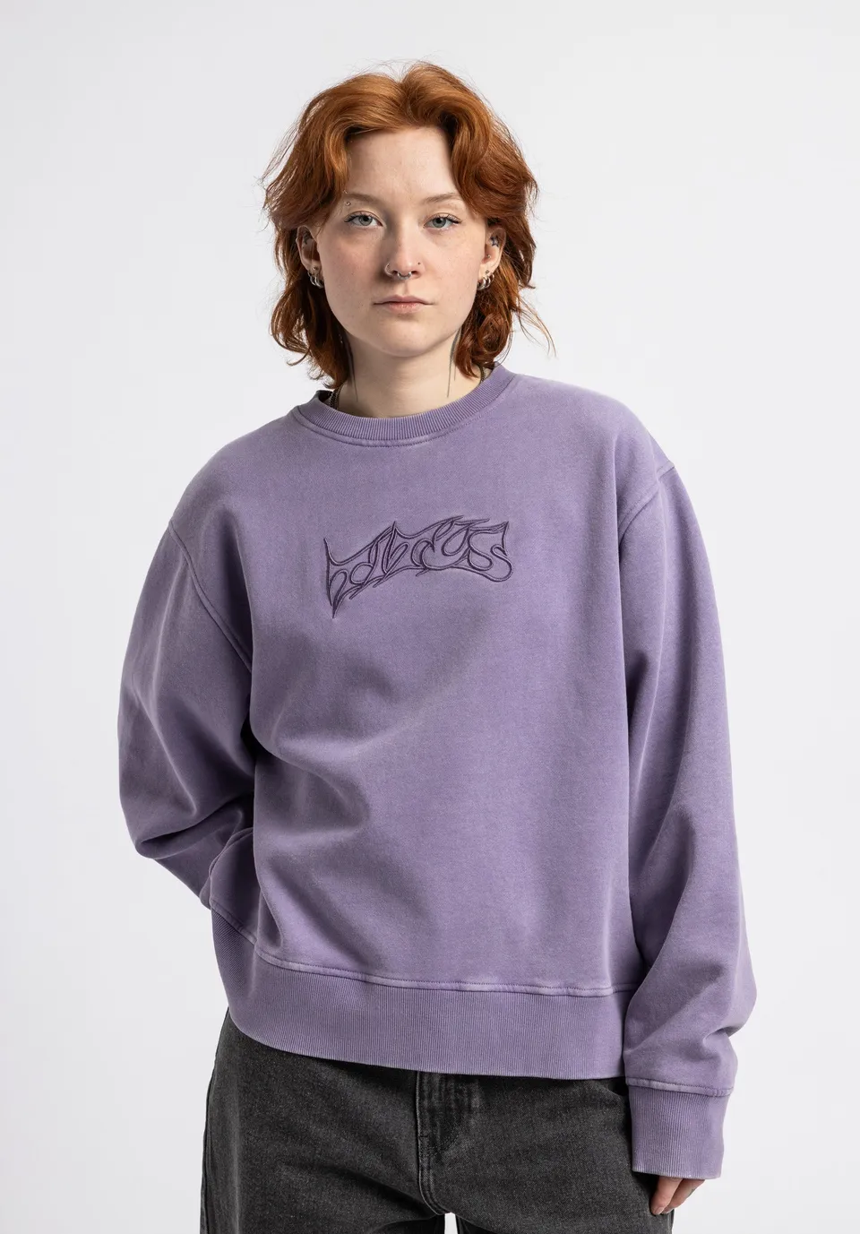titus-w-classic-typo-sweater-oversize-berschnittene-schultern-logo-stick image 1