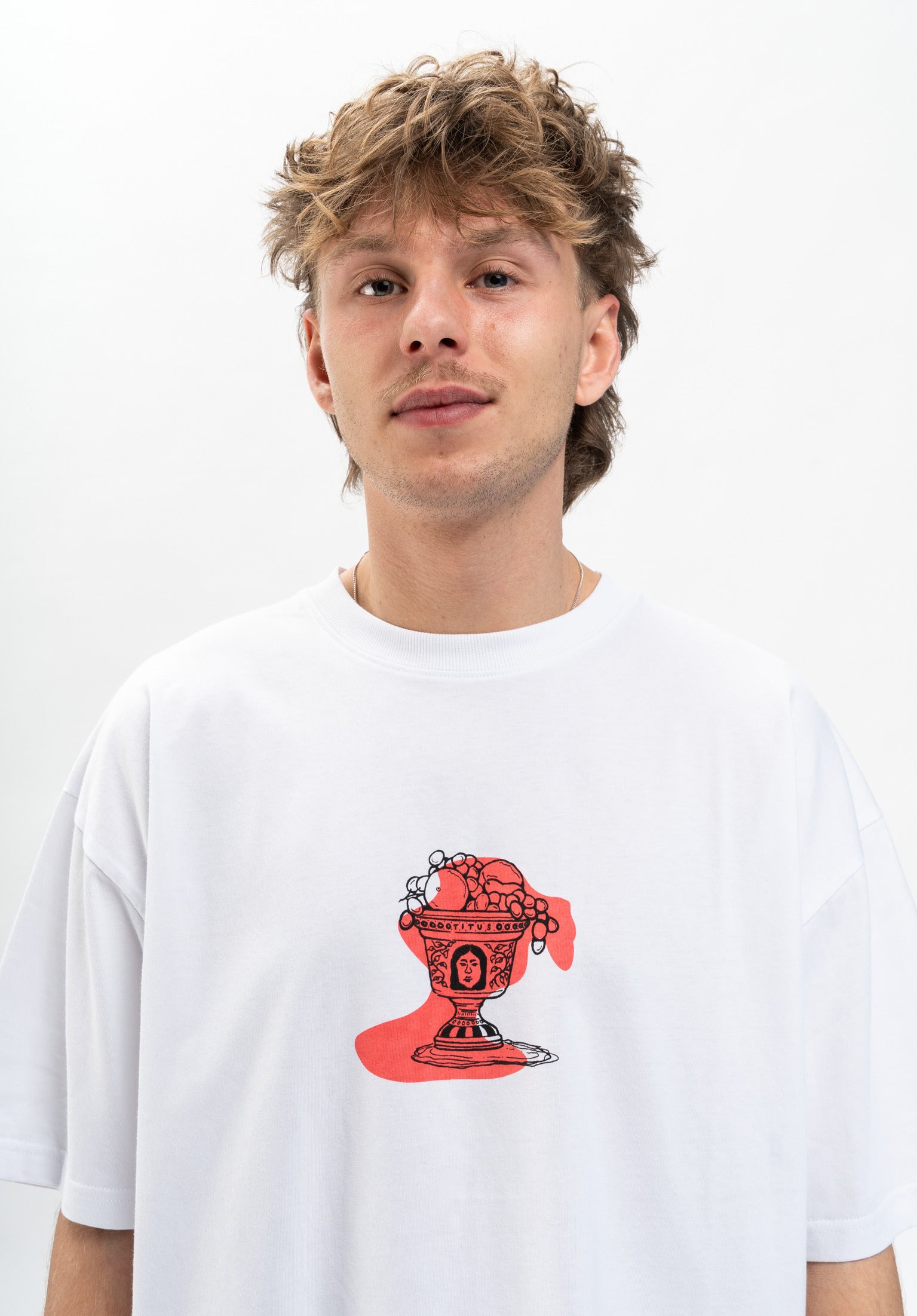 titus-vaso-tee-loose-fit-t-shirt-mit-frontprint-und-geripptem-rundhalsausschnitt image 1