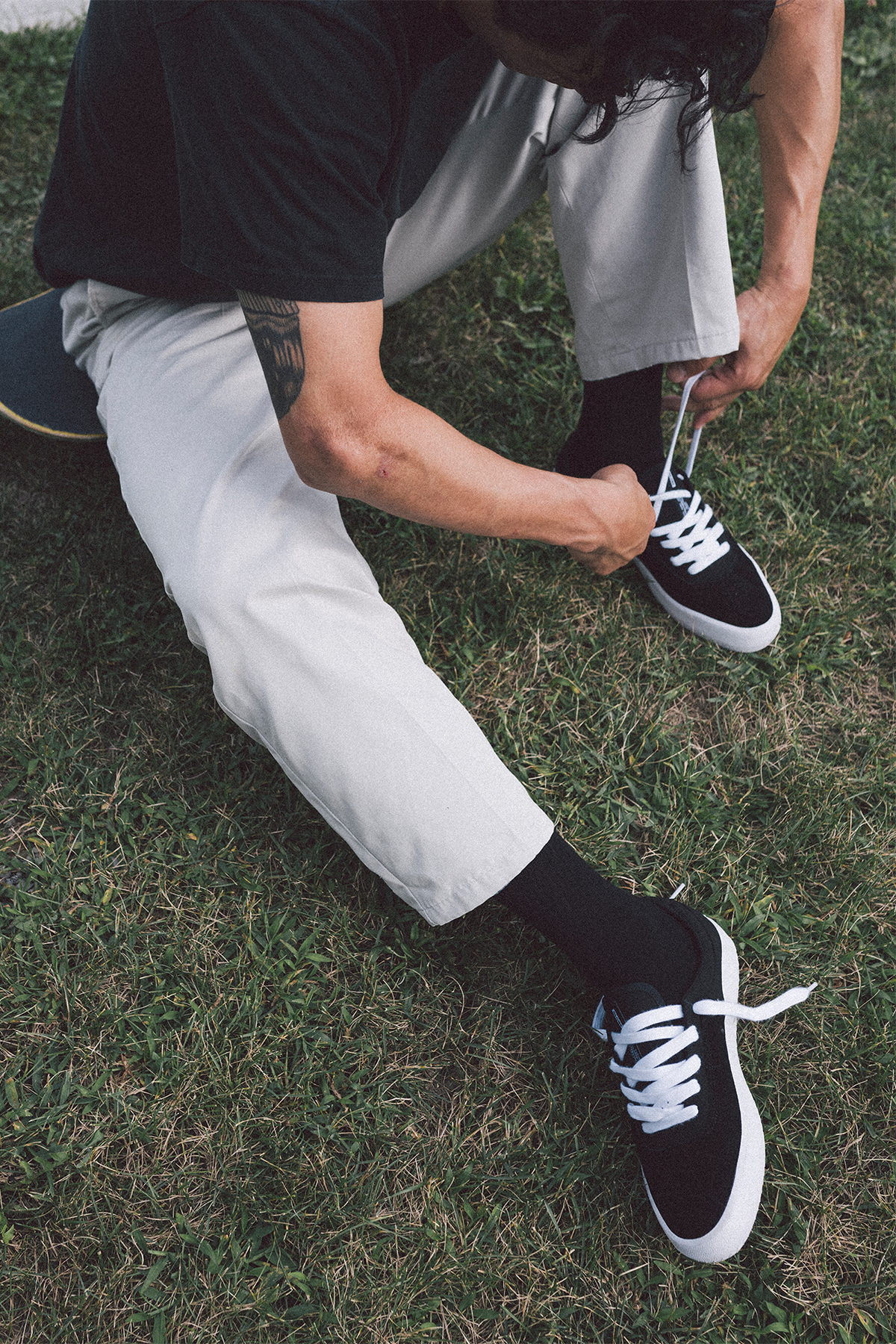 globe-melbek-black-white-suede-skate-schuh-mit-abriebfester-gummi-au-ensohle image 2