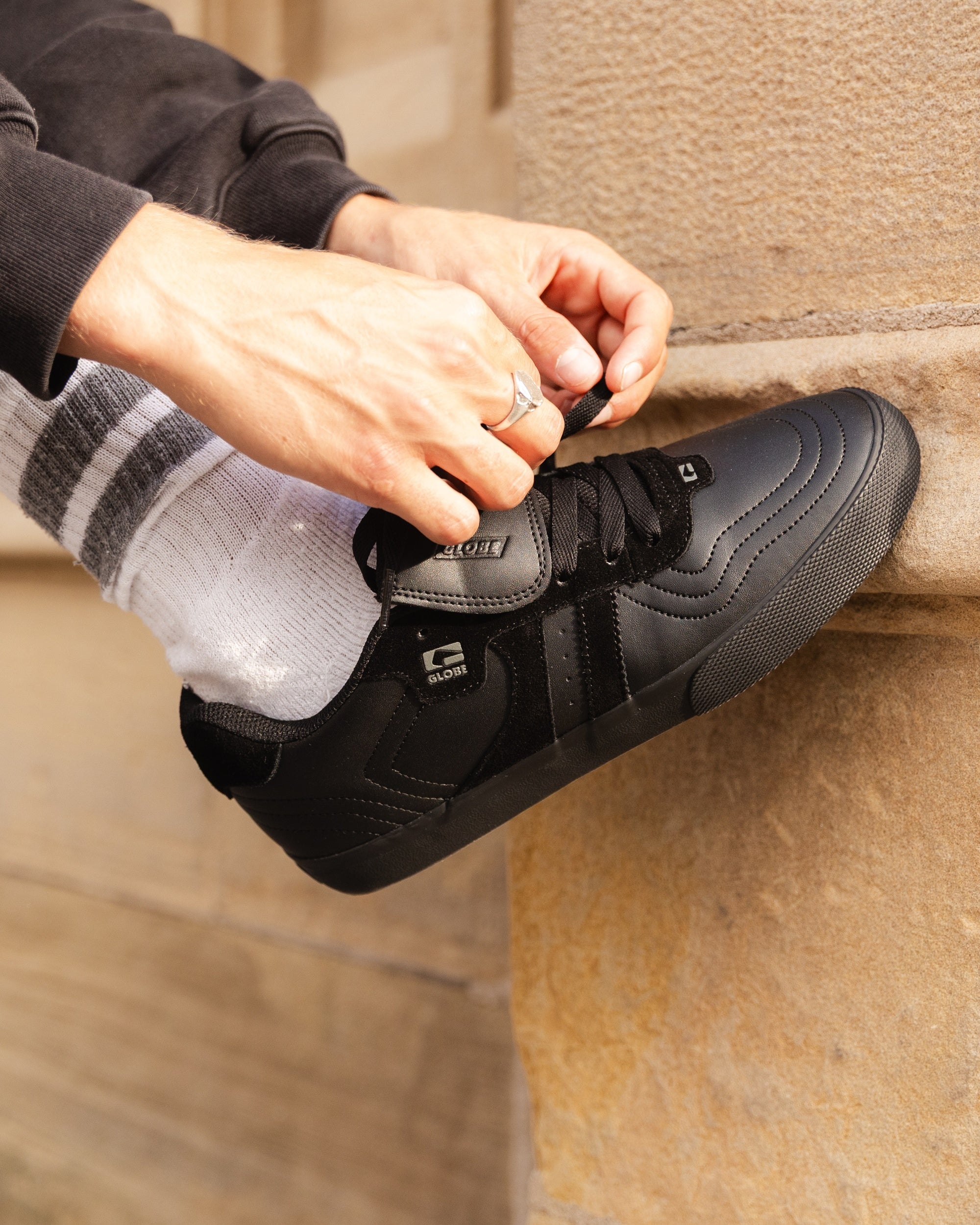 globe-encore-2-black-cushion-skateschuh-vulkanisiert-wildleder-herringbone image 3