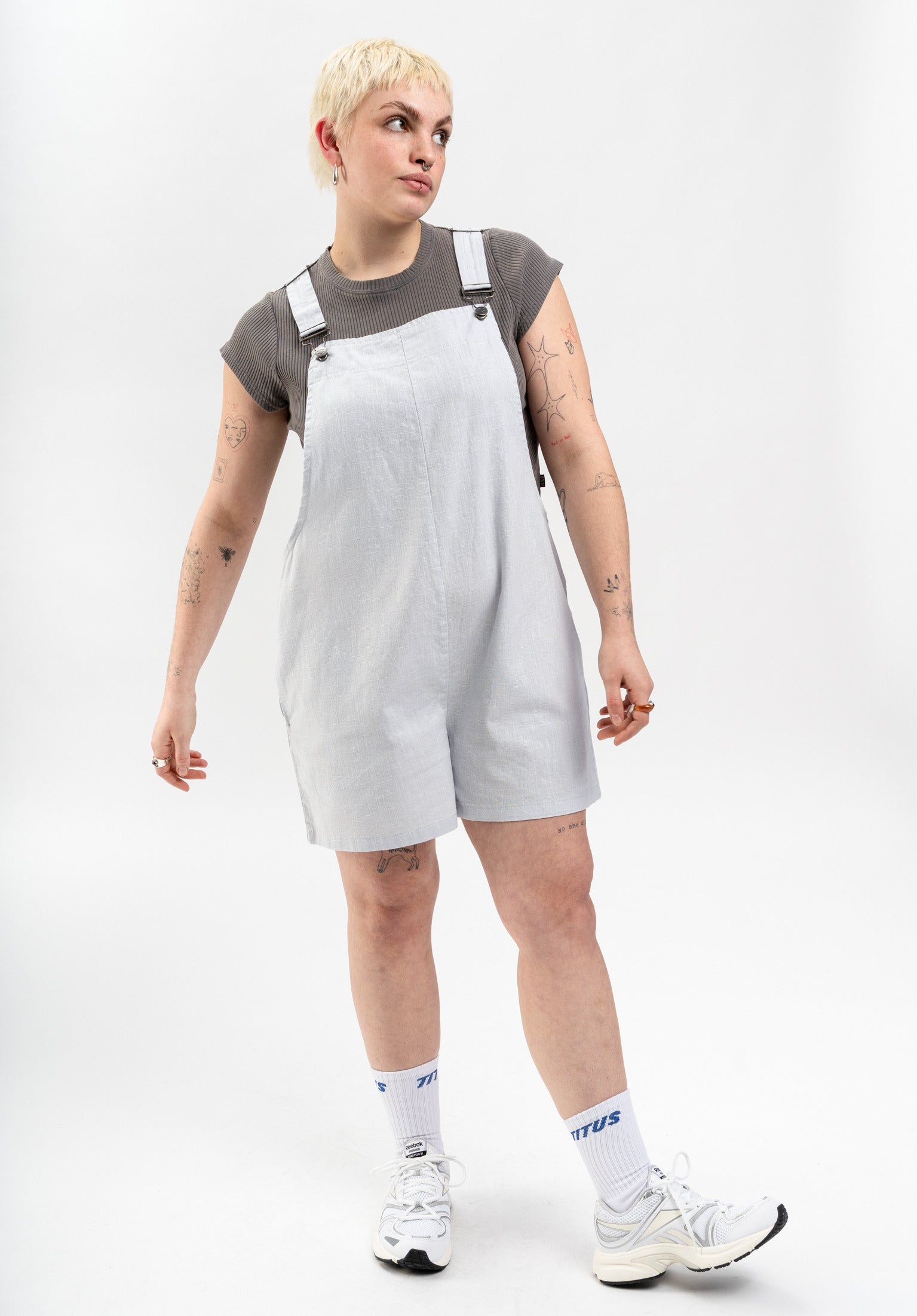 titus-duri-jumpsuit-lockerer-fit-k-hlendes-material-kurzer-bein image 1