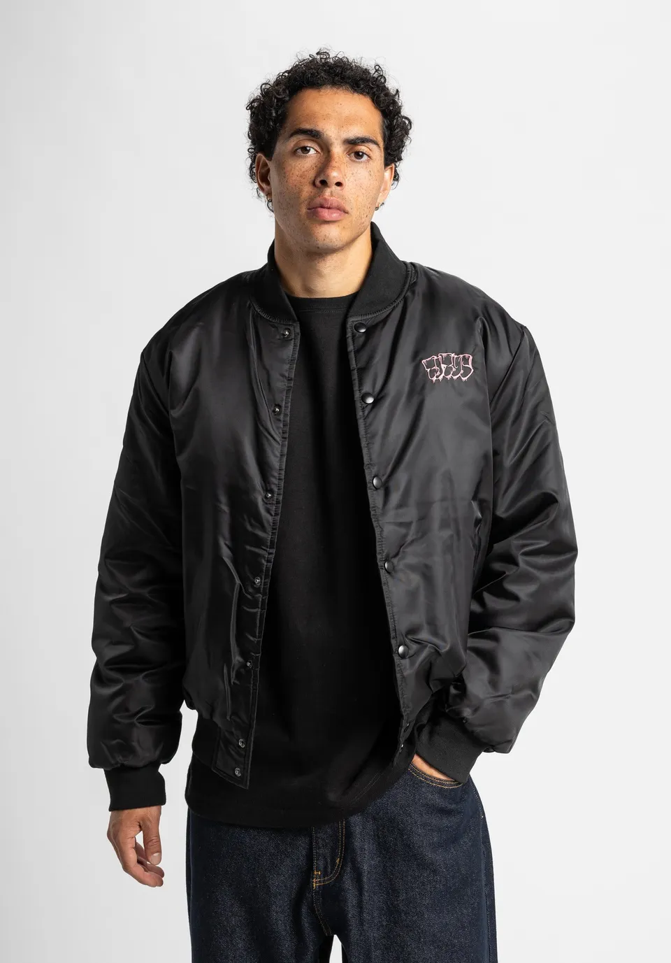 titus-jack-bomberjacke-schwarze-bomberjacke-mit-graffiti-stickerei-und-druckkn-p image 1