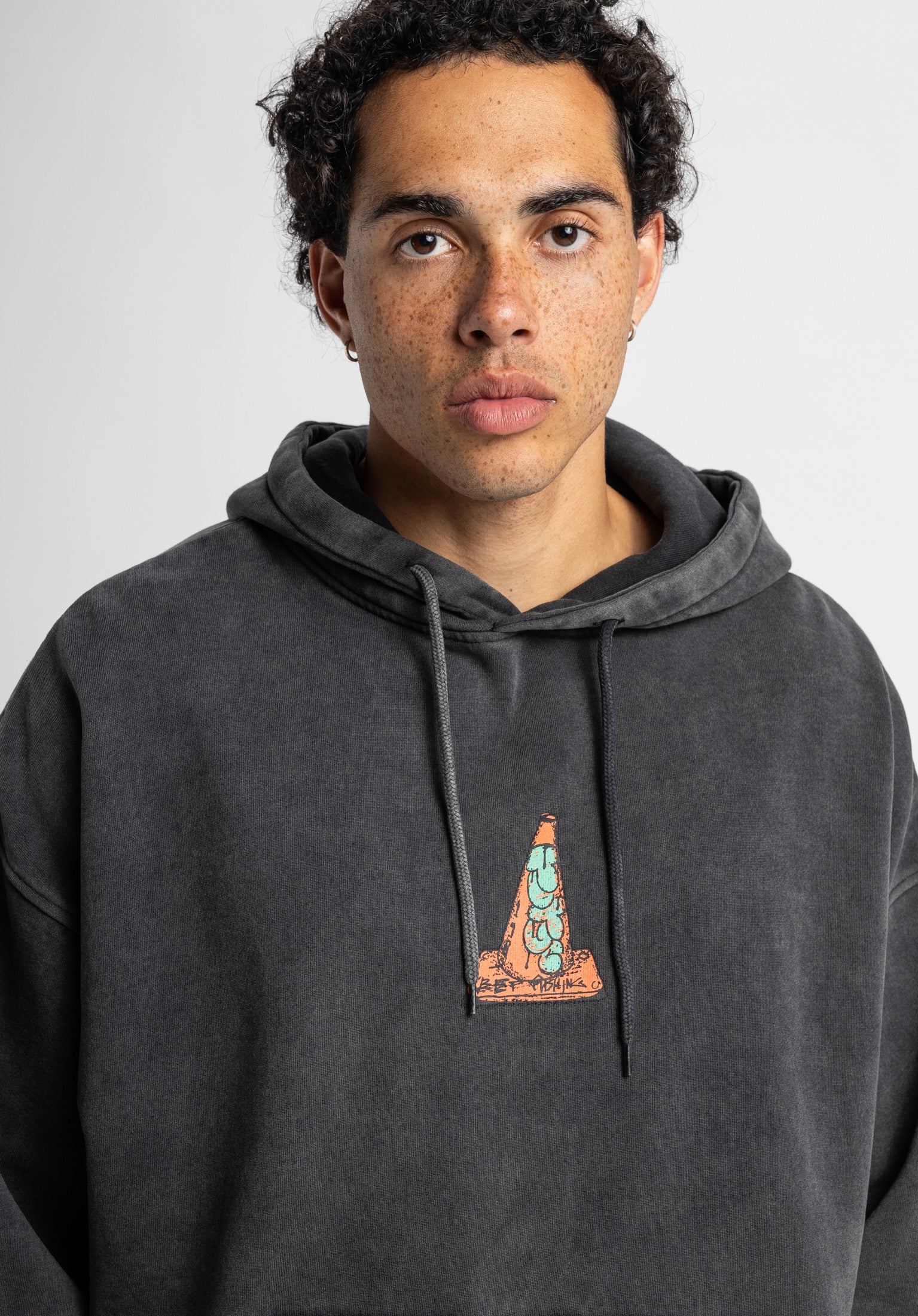 titus-pylone-hoodie-vintage-wash-kapuzenpullover-mit-graffiti-print image 1
