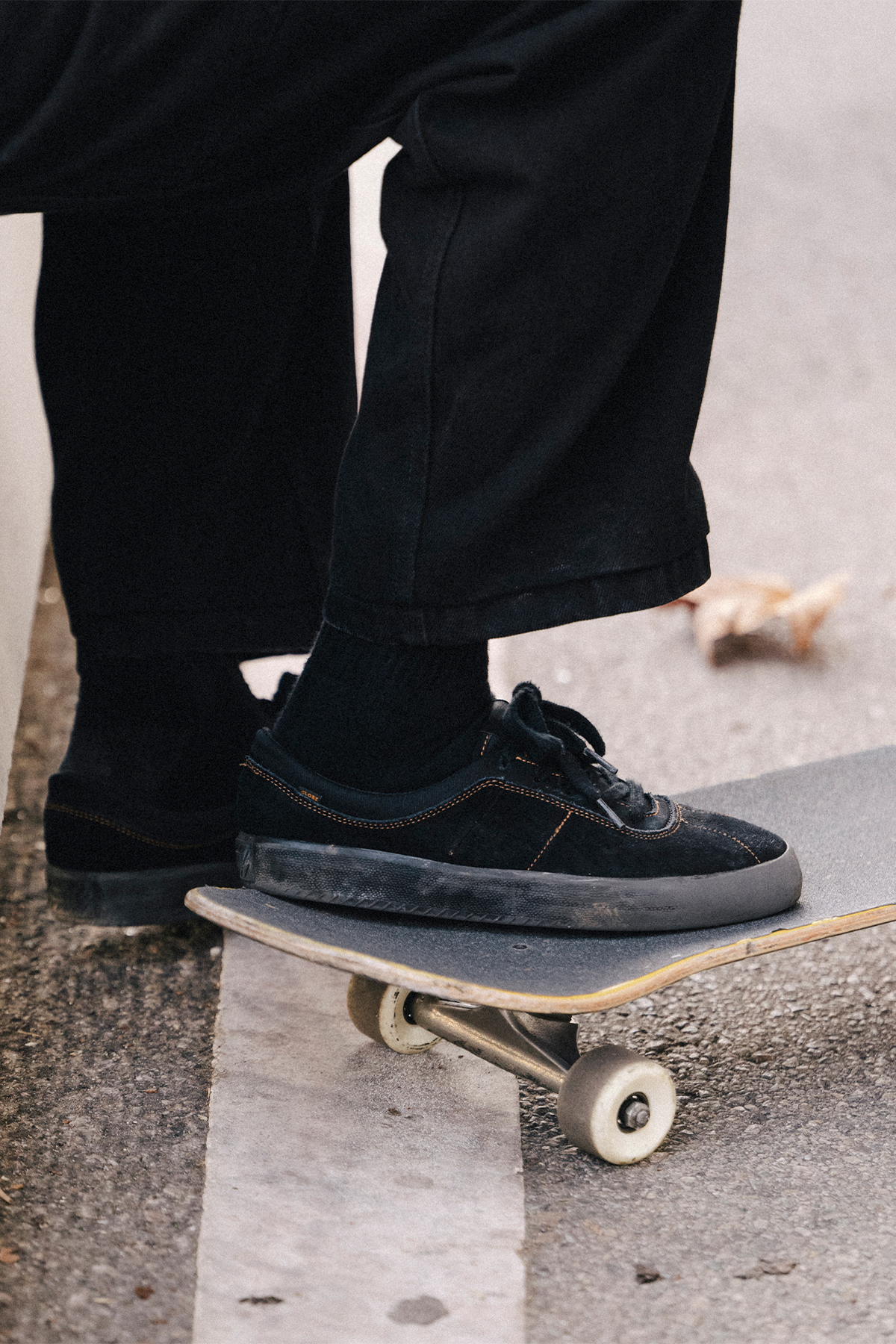 globe-melbek-black-montano-pro-skate-shoes-aus-suede image 6