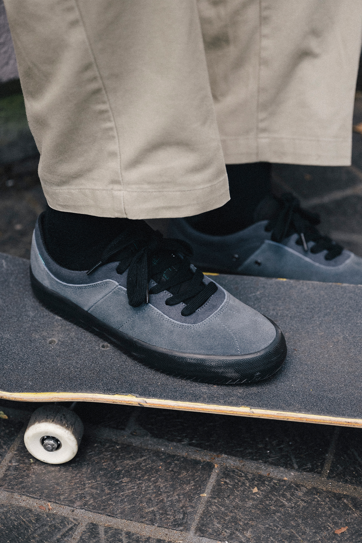 globe-melbek-grey-black-skate-schuh-mit-wildleder-und-abriebfester-sohle image 4
