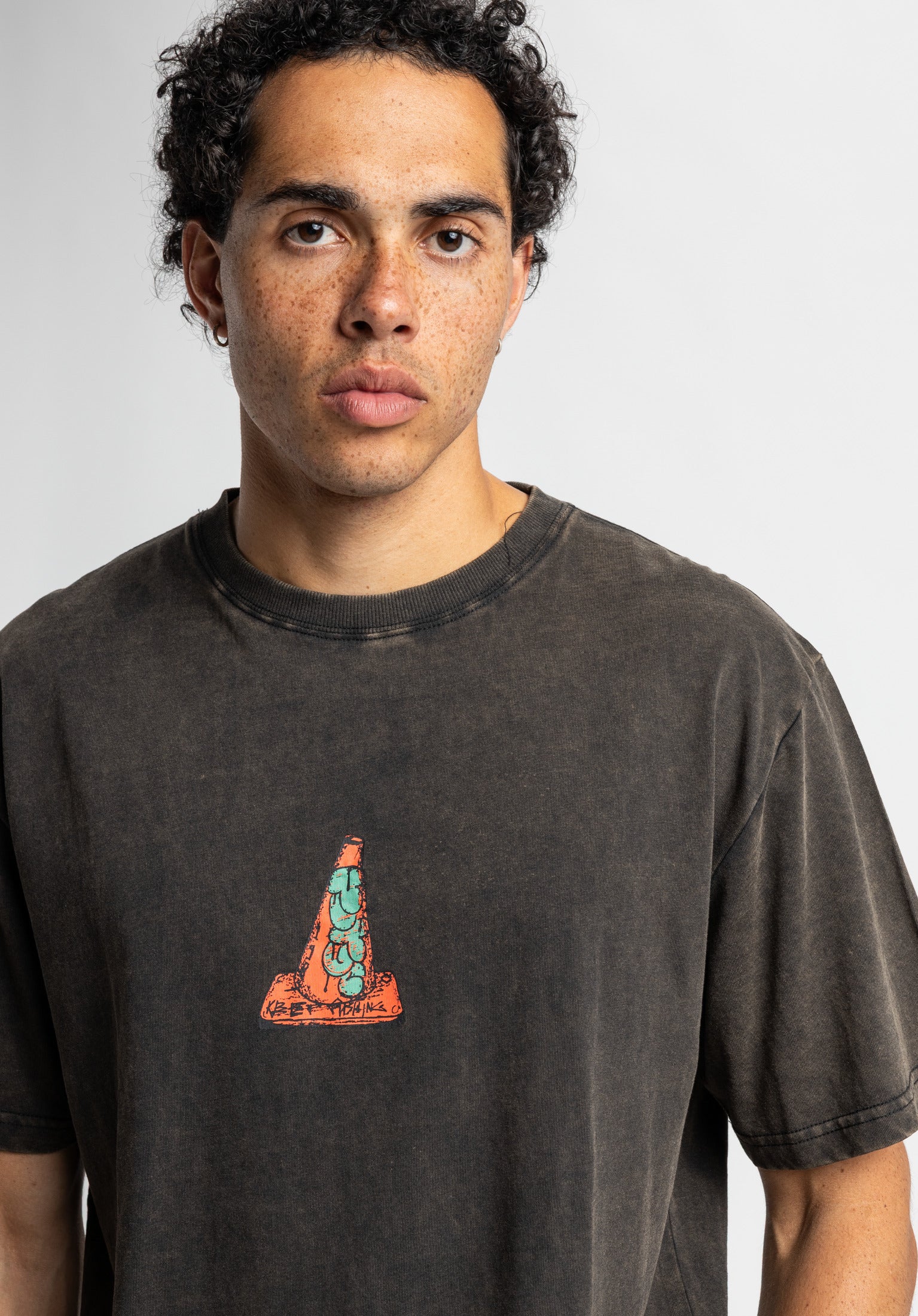 titus-pylone-shirt-regular-cut-t-shirt-mit-vintage-wash-und-traffic-cone-print-a image 1